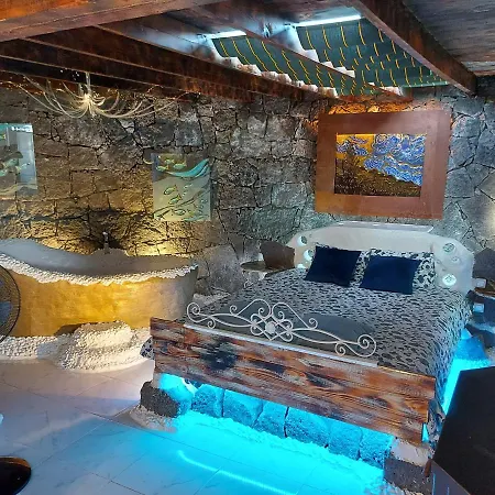 Aloelux ! - Private With Jacuzzi, Cinema ,massage ,wonderful View, Art Desing *