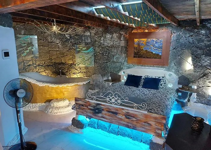 Aloelux ! - Private With Jacuzzi, Cinema ,massage ,wonderful View, Art Desing *