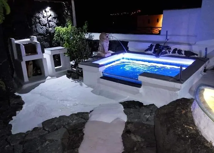 Aloelux ! - Private With Jacuzzi, Cinema ,massage ,wonderful View, Art Desing Βίλα *